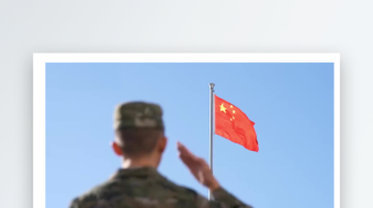 军人向国旗敬礼实拍素材-众图网