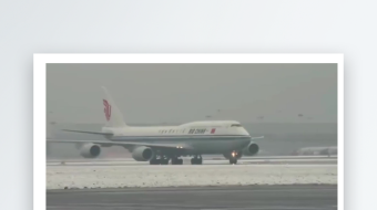 雨雪天气飞机降落在机场跑道上-众图网