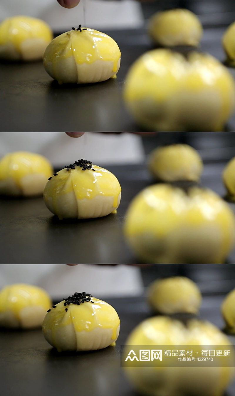 甜品师厨师烤箱烘焙蛋黄酥视频素材