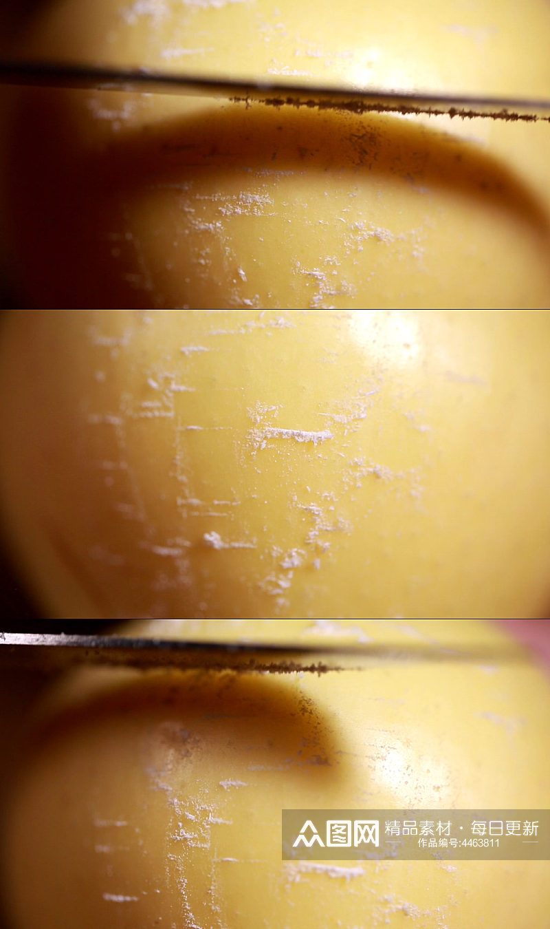 水果刀刮黄香蕉黄苹果表面果蜡视频素材