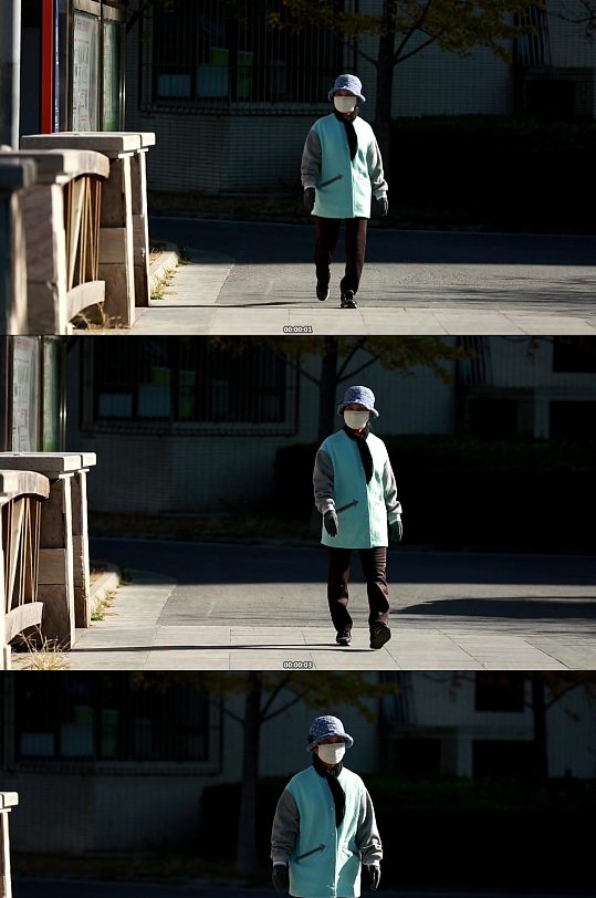 老人秋冬戴口罩外出散步-众图网