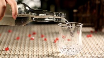 白酒喝酒倒酒视频-众图网