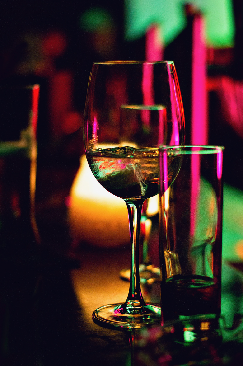夜光下的葡萄美酒素材
