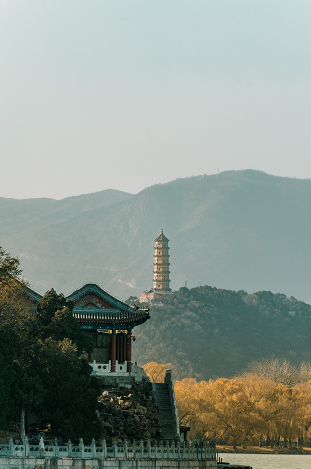 山脉下的玉峰塔美景素材