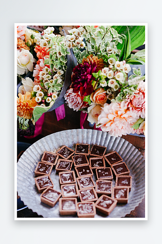 桌上的鲜花和巧克力花束