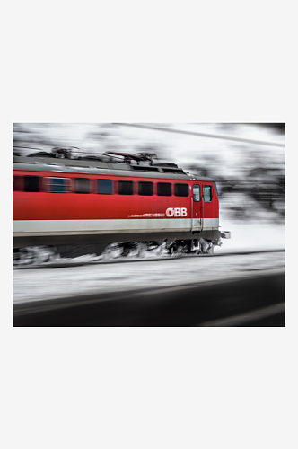 红色运动的火车高清图