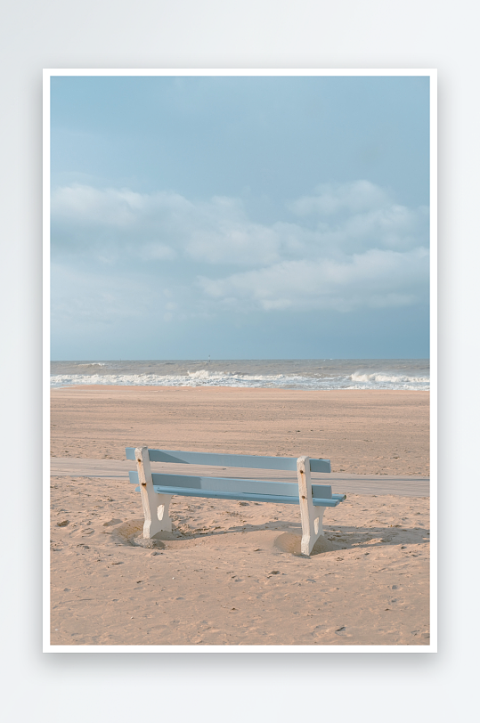 沙滩上的白色长凳