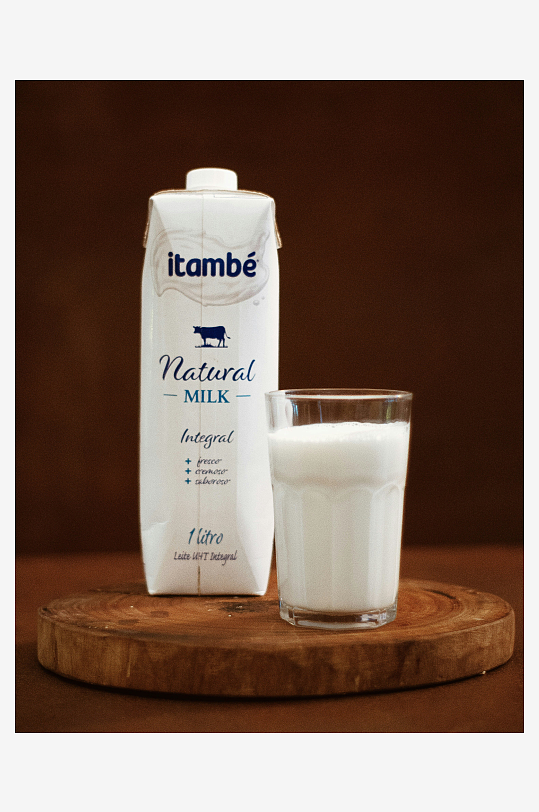 桌子上的牛奶高清图