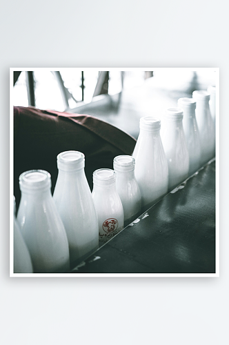 批次生产牛奶瓶高清图