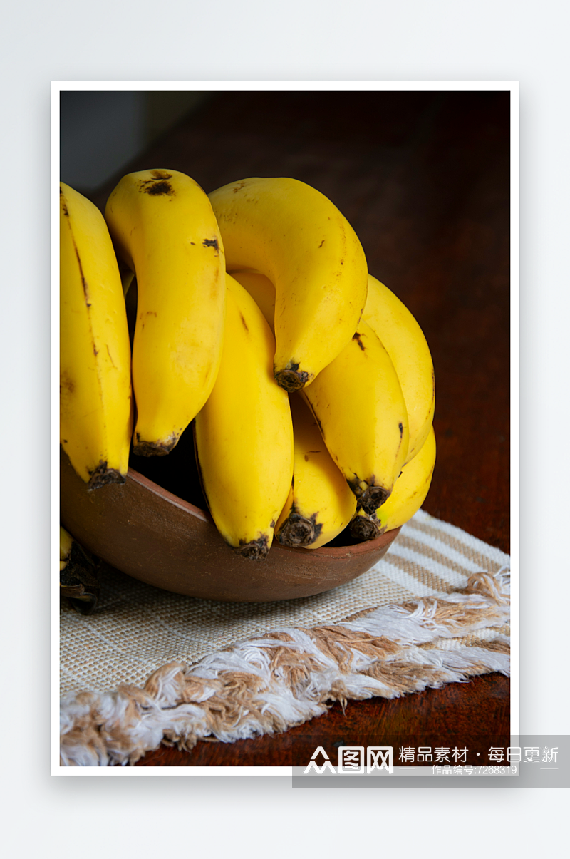 棕色木碗上的黄色香蕉果实素材