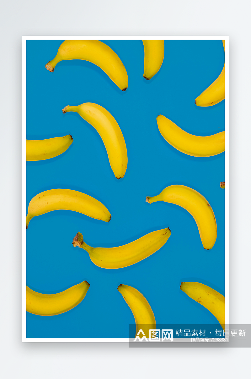 蓝色表面上的黄色香蕉果实素材