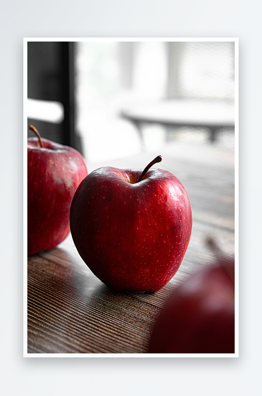 棕色木桌上的红苹果
