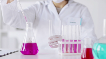 科学家实验室试管提取研究实拍视频素材-众图网