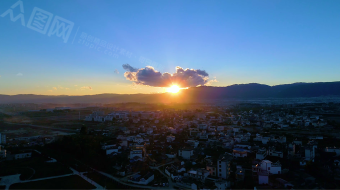 航拍晨光沐雨美丽小镇城市风光视频素材 风景视频-众图网