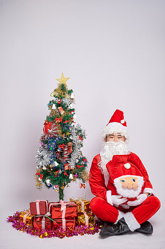 圣诞节圣诞老人手抱圣诞娃娃人物摄影图