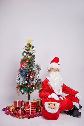 圣诞节圣诞老人手搭在腿上人物摄影图