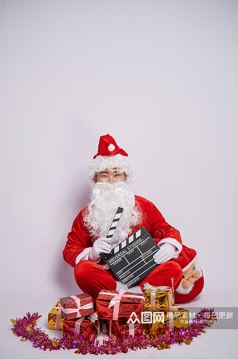 圣诞老人坐着手拿场记板人物摄影图素材