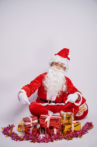 圣诞节圣诞老人坐姿展示礼物人物摄影图