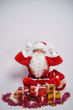 圣诞节礼物盒圣诞老人坐姿人物摄影图