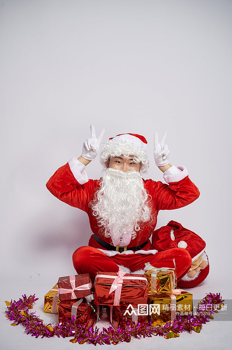 圣诞节礼物盒圣诞老人坐姿人物摄影图素材