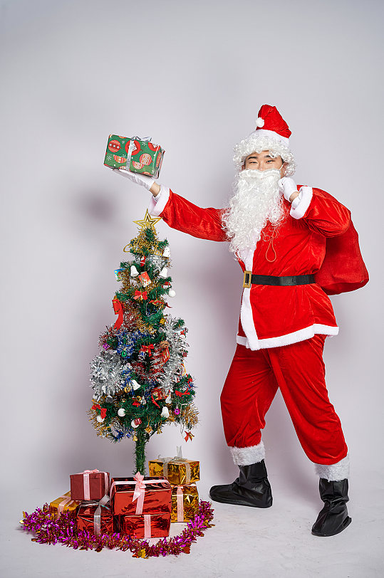 圣诞节圣诞老人拿礼物盒人物摄影图