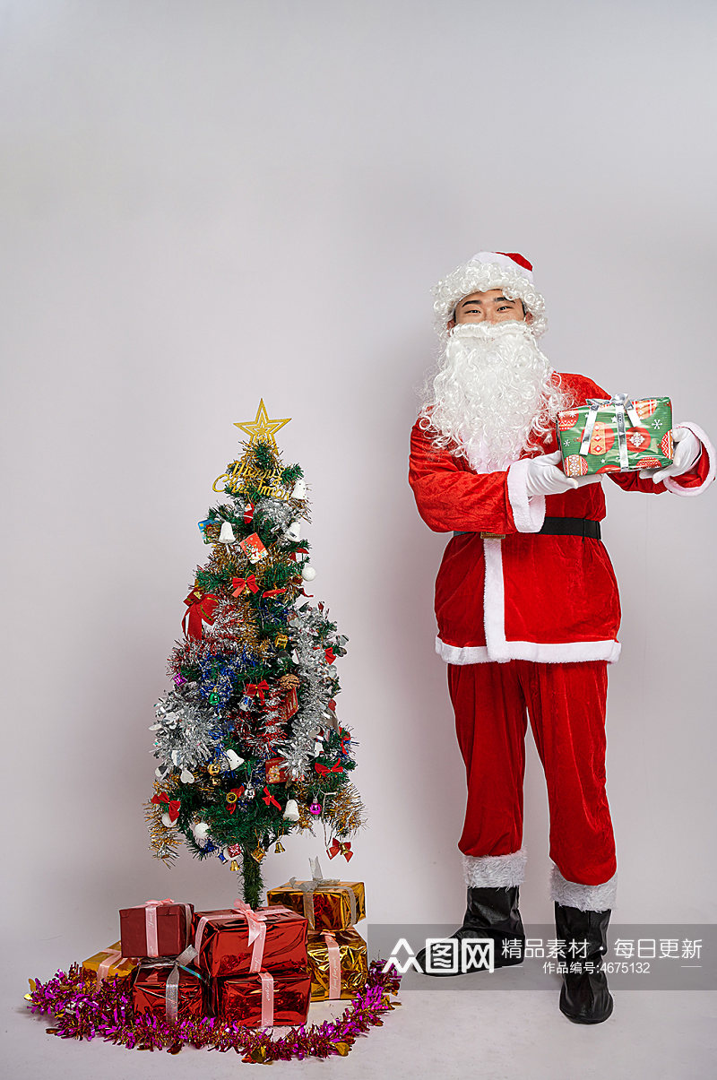 圣诞老人站着手托礼物人物摄影图素材