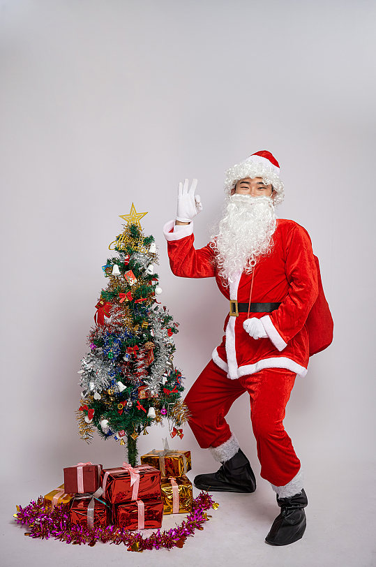 圣诞老人半蹲OK手势人物摄影图