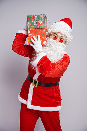 圣诞节圣诞老人带肩扛礼物人物摄影图