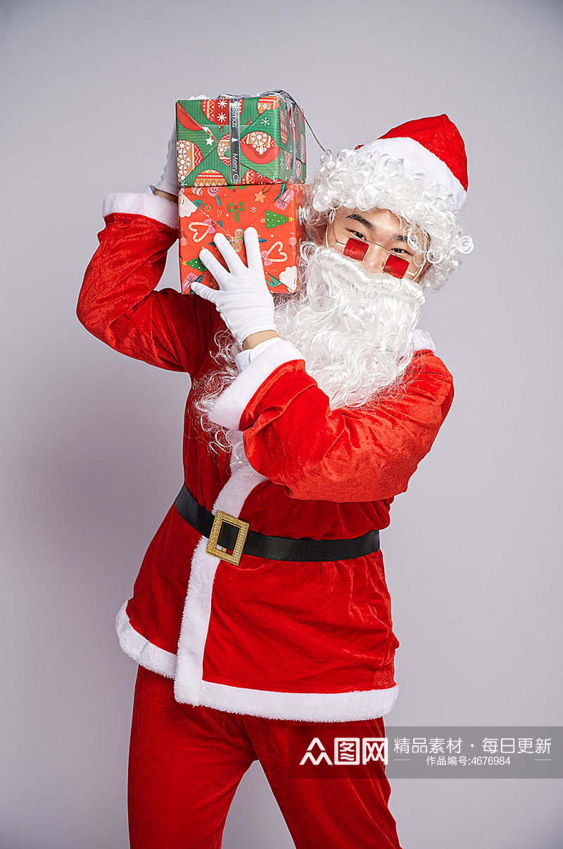 圣诞节圣诞老人带肩扛礼物人物摄影图素材