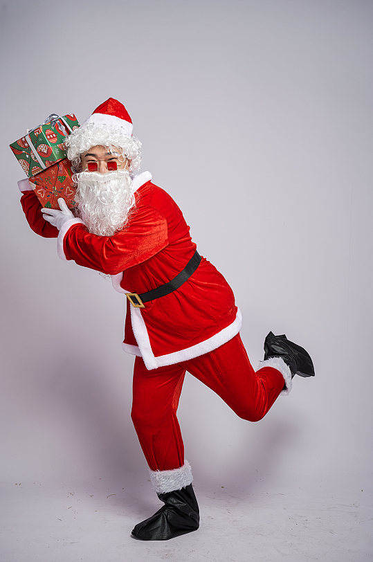 圣诞节圣诞老人带手拿礼物人物摄影图