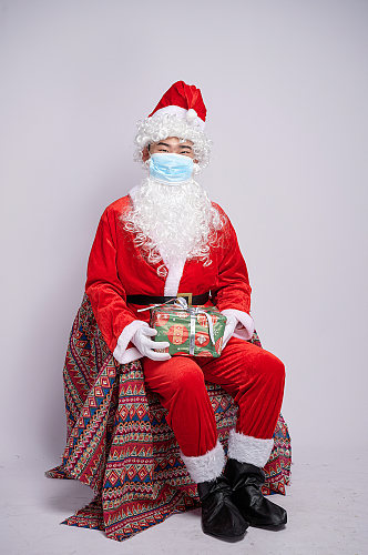 圣诞节圣诞老人带口罩坐姿人物摄影图