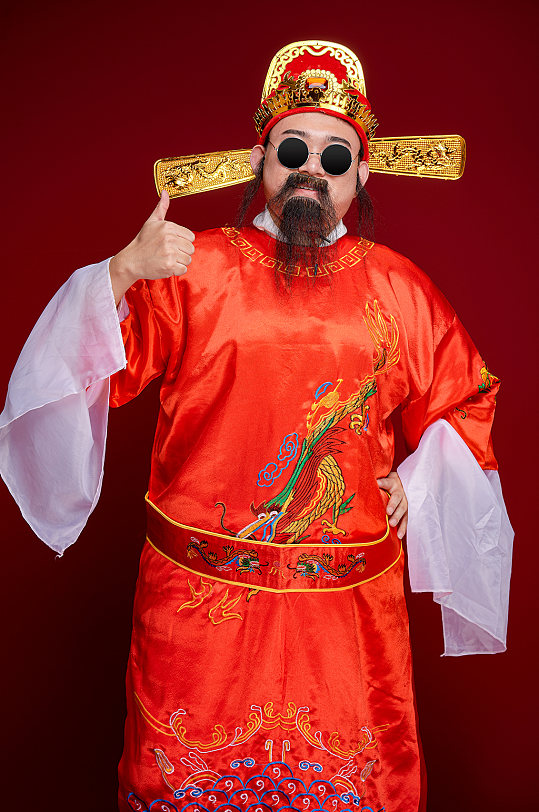 国潮新年财神爷戴墨镜竖大拇指人物摄影图-众图网