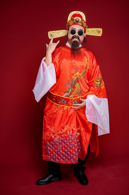 国潮新年财神爷酷炫戴墨镜人物摄影图