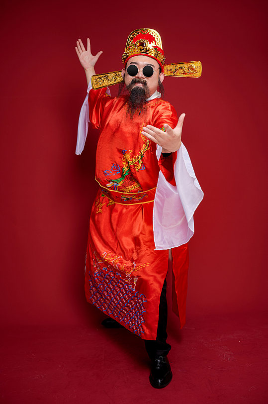 国潮新年财神爷戴墨镜打太极人物摄影图-众图网