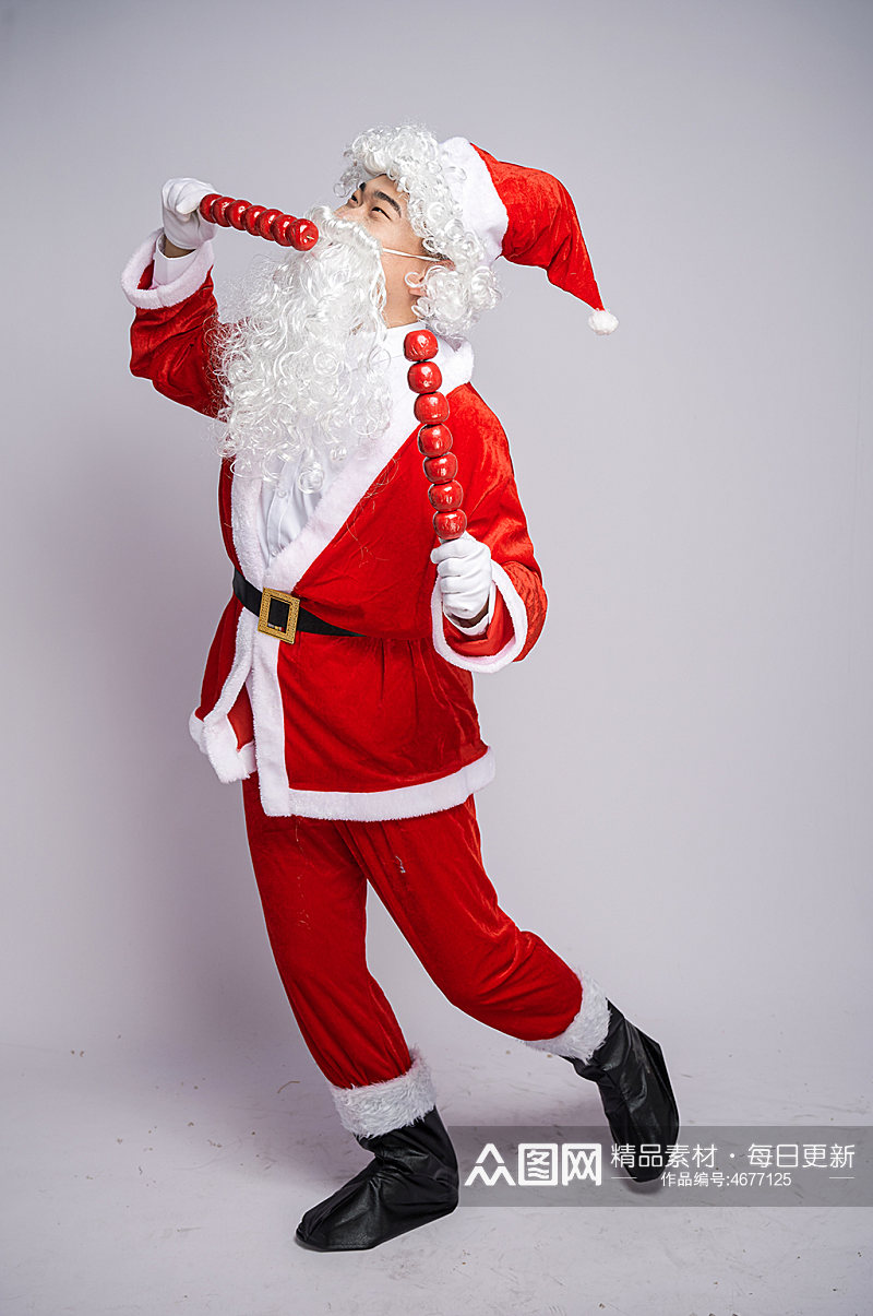 圣诞节圣诞老人侧身手拿糖葫芦人物摄影图素材