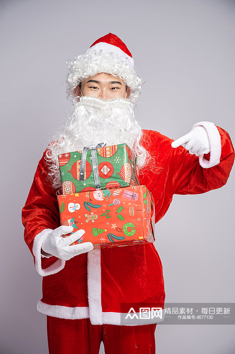 圣诞节圣诞老人站着怀抱礼物盒人物摄影图素材