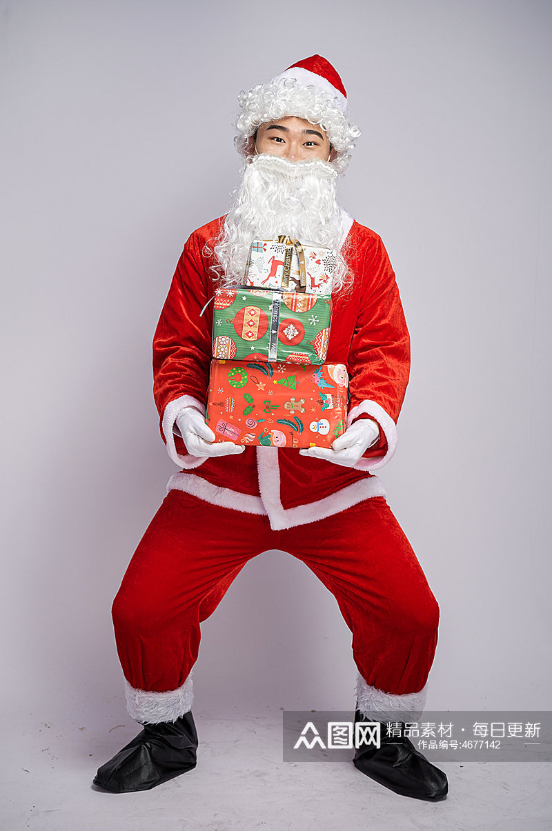 圣诞节圣诞老人半蹲手捧礼物盒人物摄影图素材