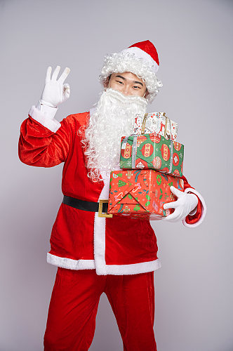 圣诞节圣诞老人站着手拿礼物盒人物摄影图