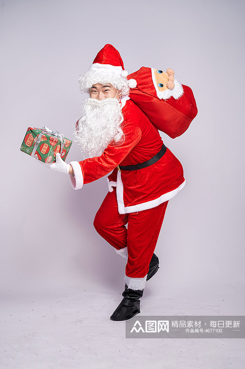 圣诞节圣诞老人背礼物手拿礼物袋人物摄影图素材