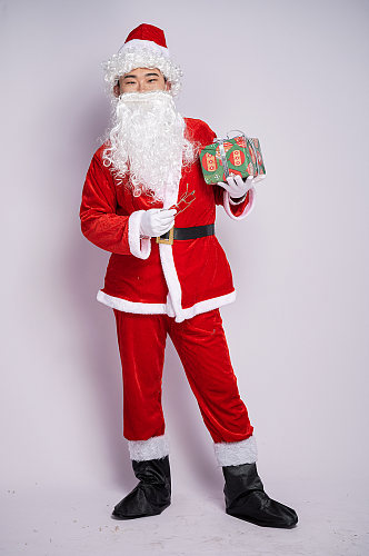 圣诞节圣诞老人站立手拿礼物袋人物摄影图