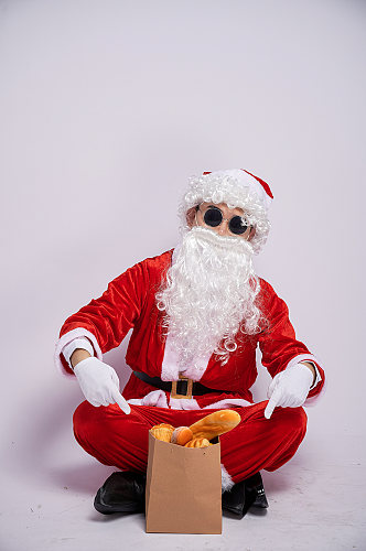 国潮圣诞老人坐着展示面包人物摄影图