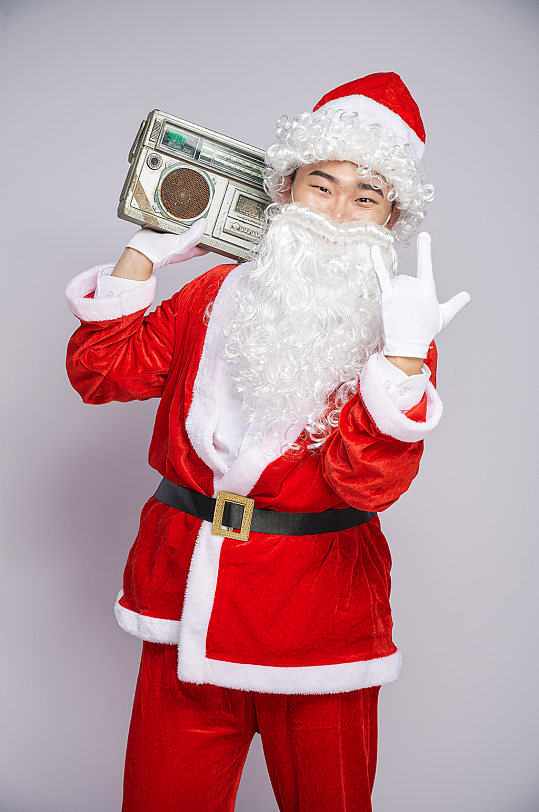 圣诞节圣诞老人肩扛音箱人物摄影图