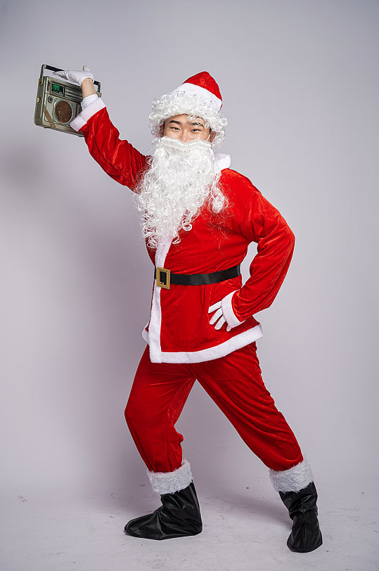 圣诞节圣诞老人站着手拿音箱人物摄影图