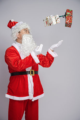 圣诞节圣诞老人抛礼物盒人物摄影图