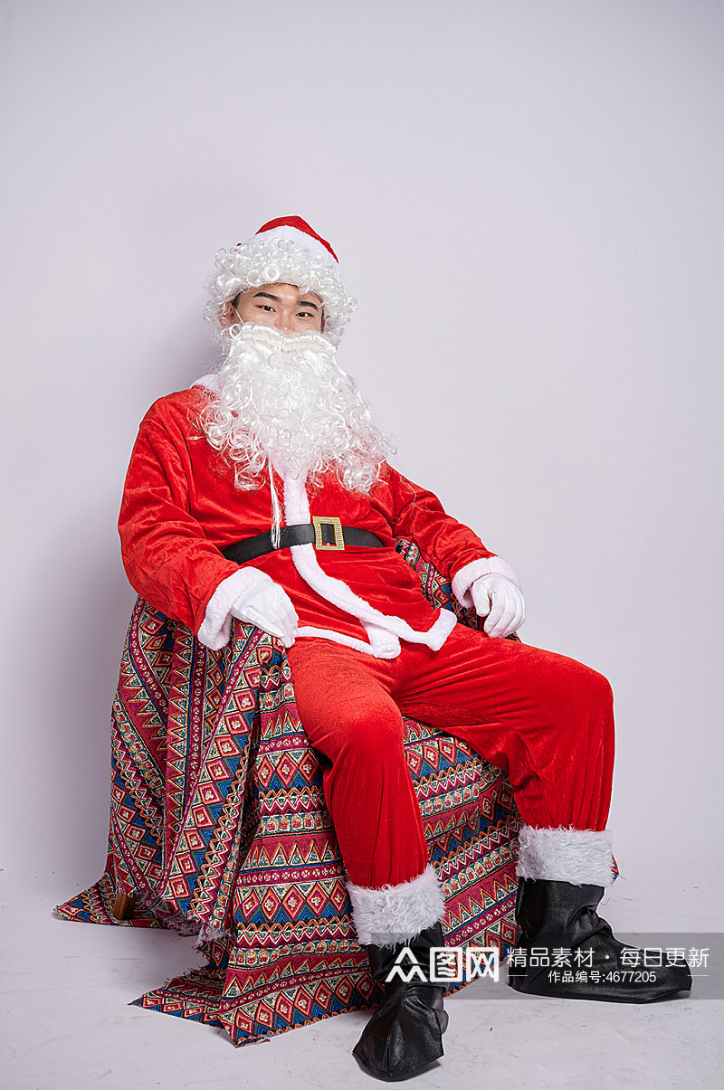 圣诞节圣诞老人躺在沙发上人物摄影图素材