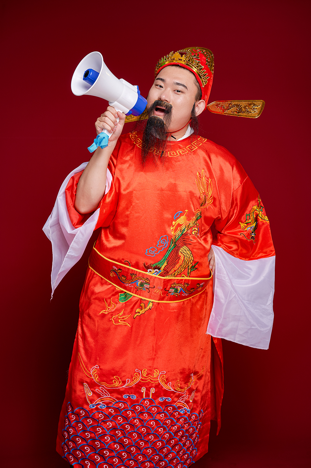国潮新年财神爷手拿喇叭人物摄影图素材