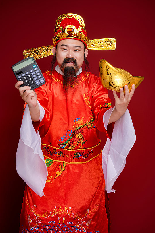 新年财神爷手拿金元宝人物摄影图