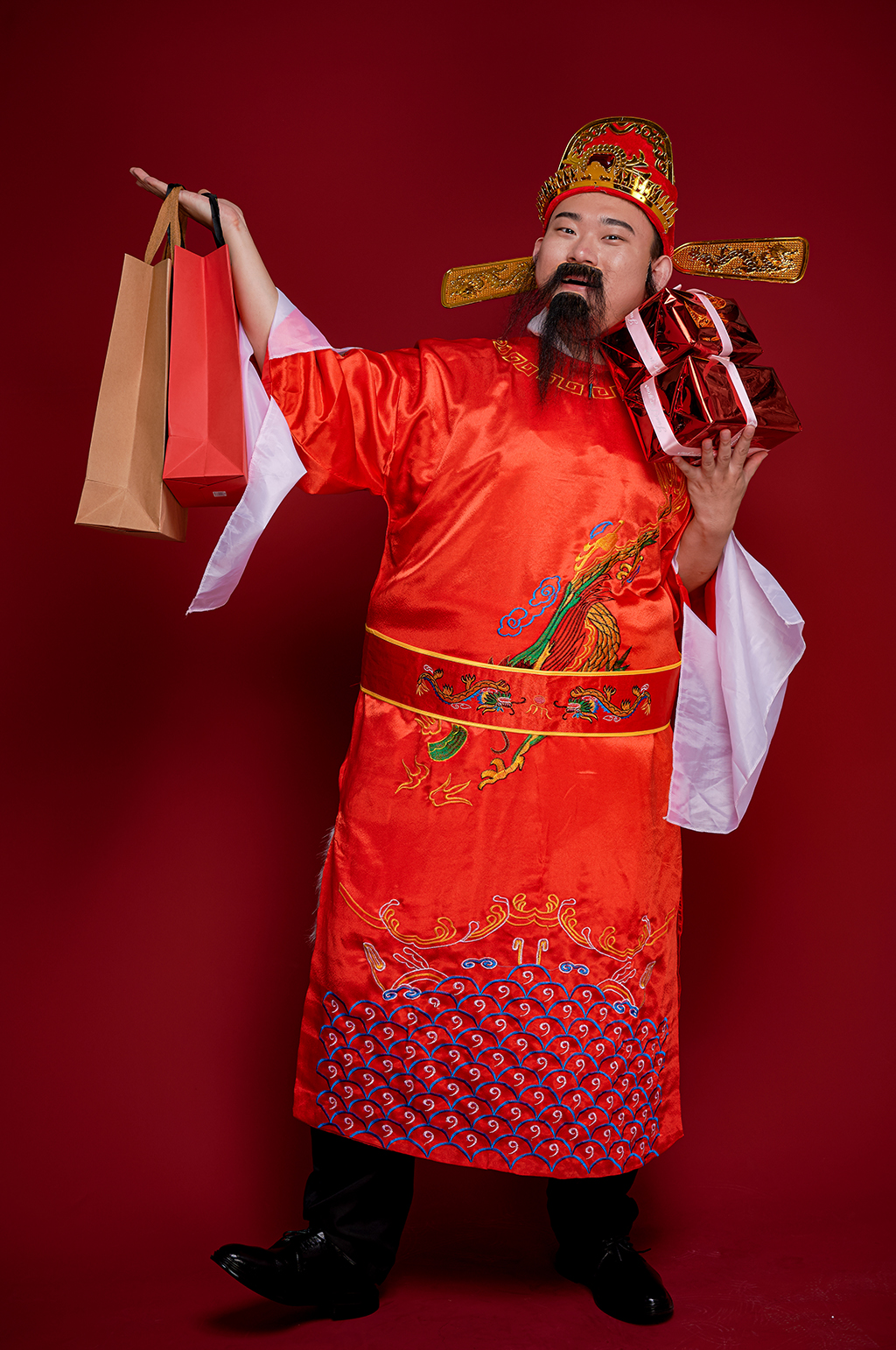 新年财神爷手拿购物袋人物摄影图素材