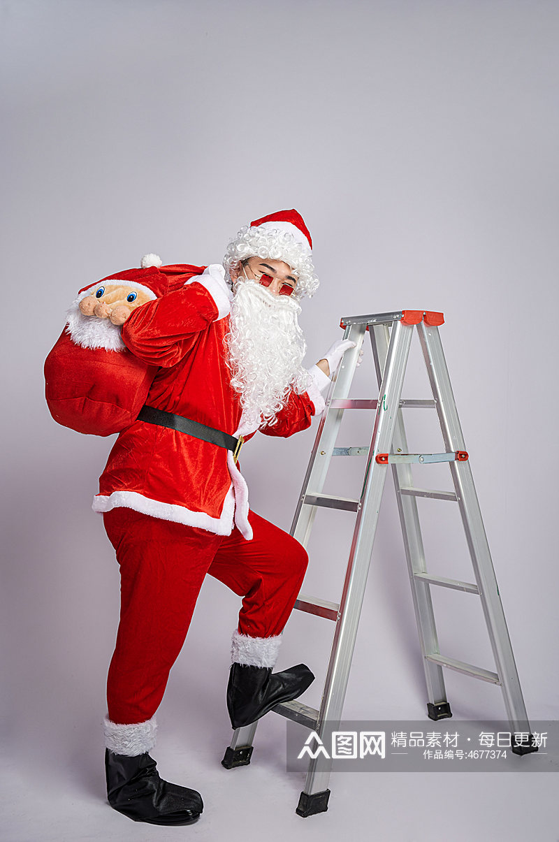 圣诞节圣诞老人带眼镜爬梯子人物摄影图素材