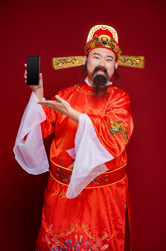 新年财神爷手拿展示手机人物摄影图